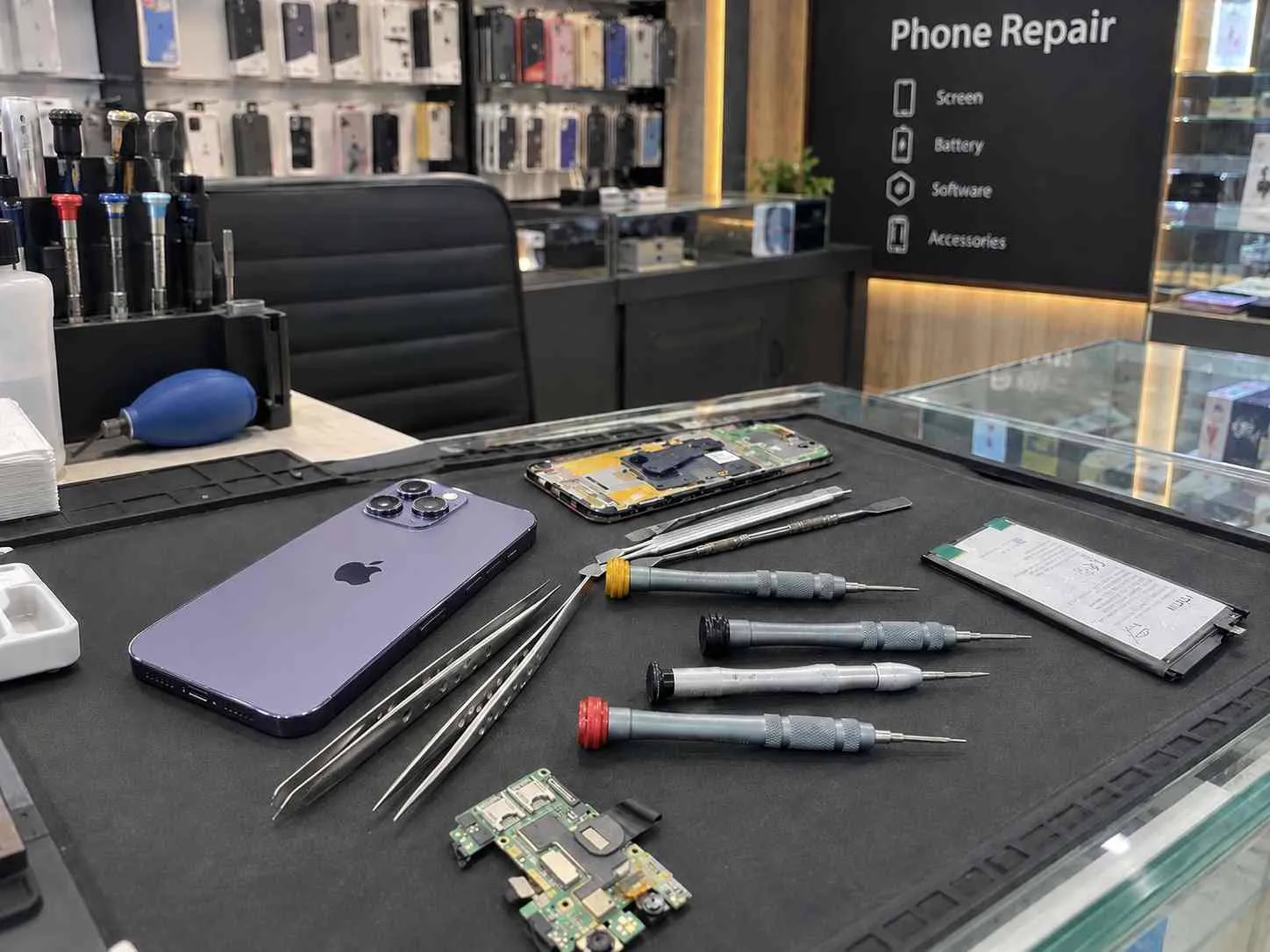 Apple Hub repair showroom and service counter in DHA Lahore
